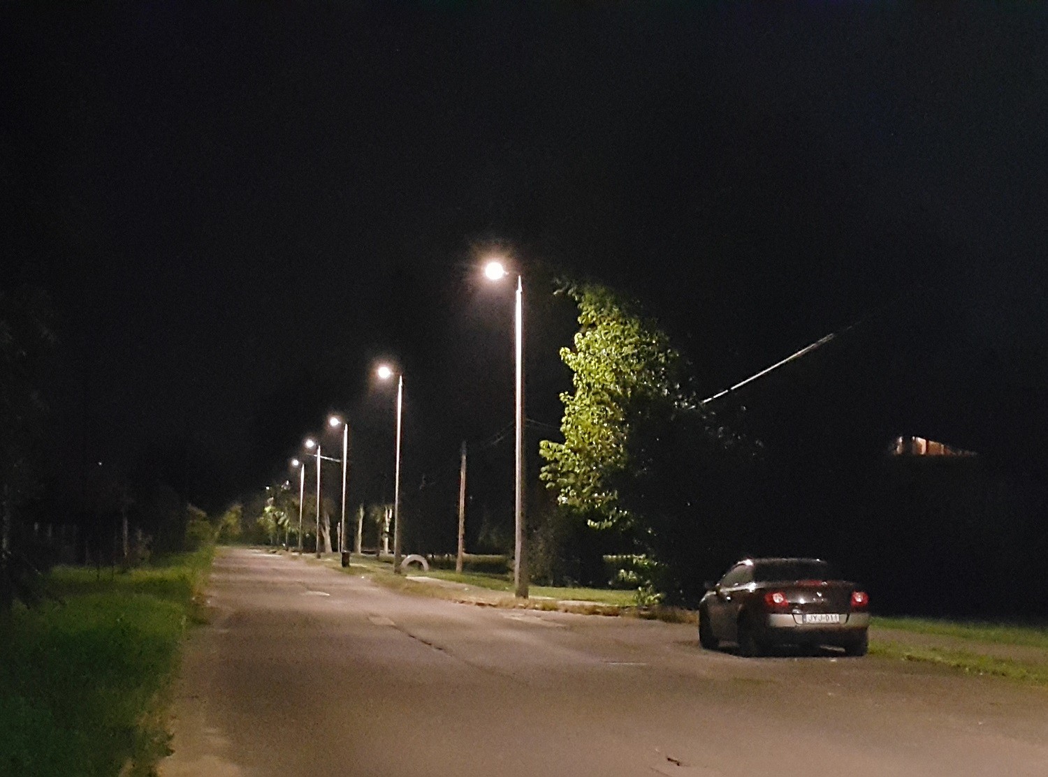 What are the characteristics of integrated street lights